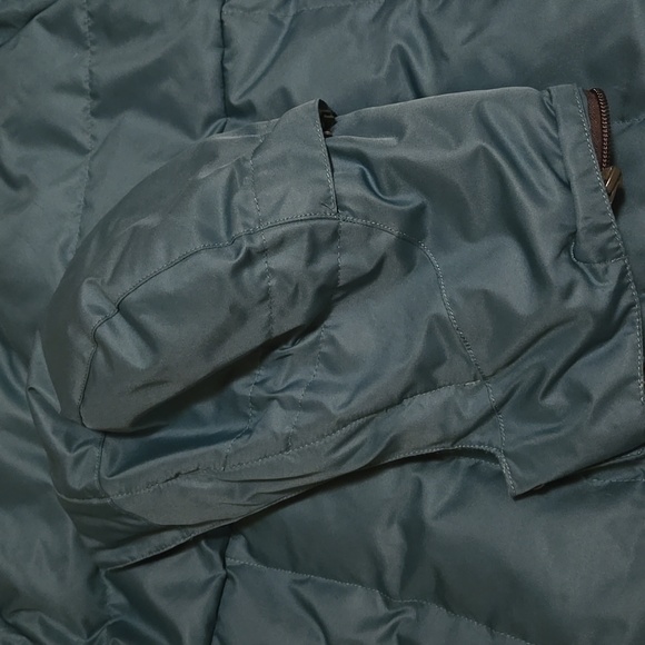 The North Face Women's Deep Teal Puffer Jacket With Hood. Size Small. - Picture 4 of 4